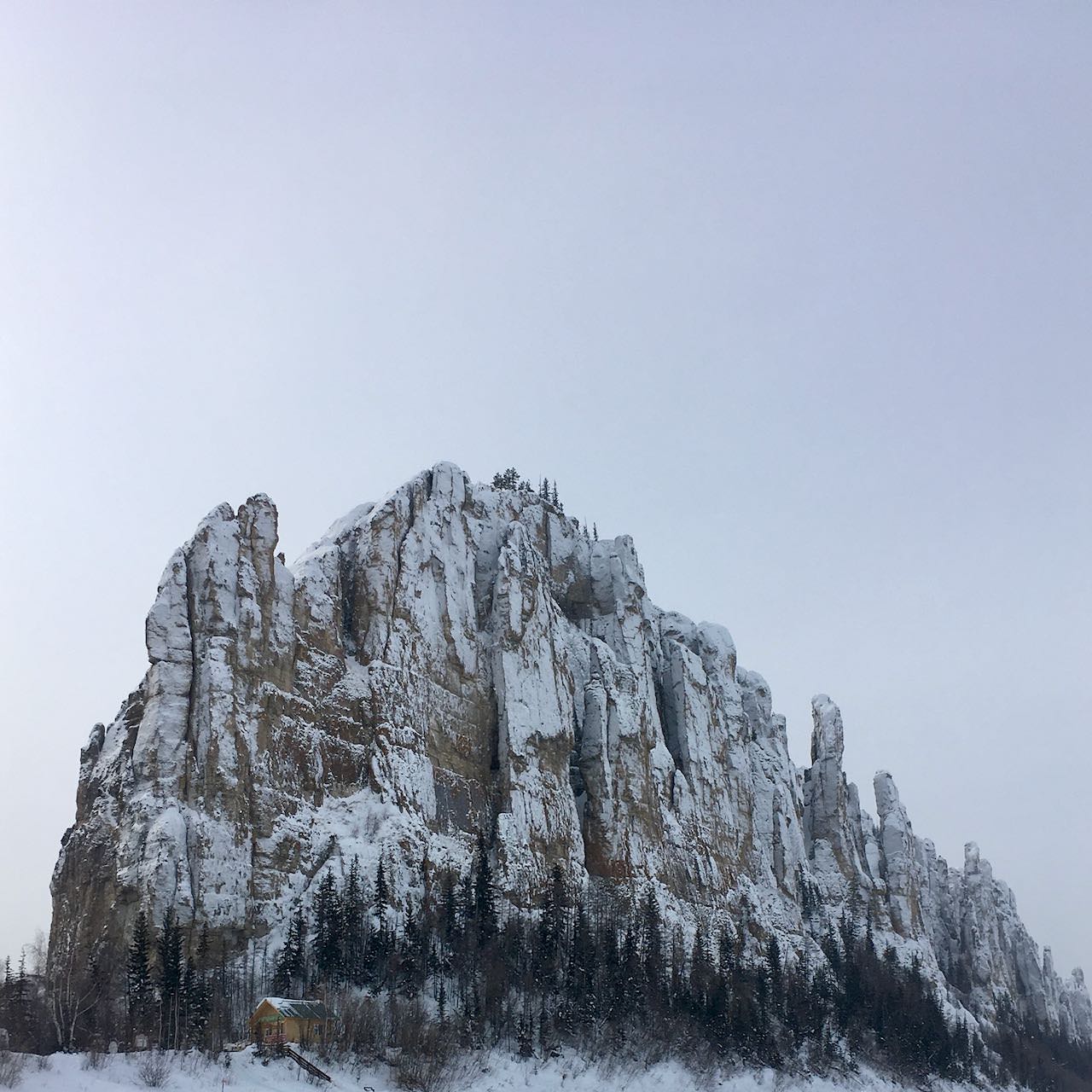 Фотография Ленских Столбов в марте — вертикально вытянутые скалы вдоль берега реки Лена.
