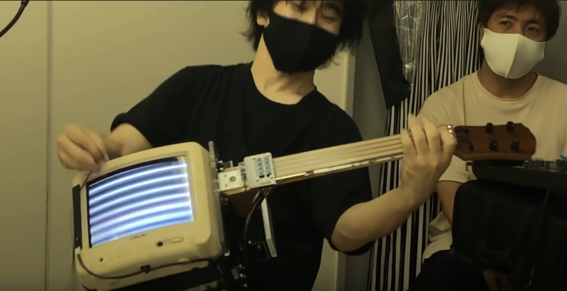 Скриншот из последней ссылки. Здесь группа из Японии играет на самодельных инструментах электронную музыку. Инструменты сделаны, например, из старых телевизоров.