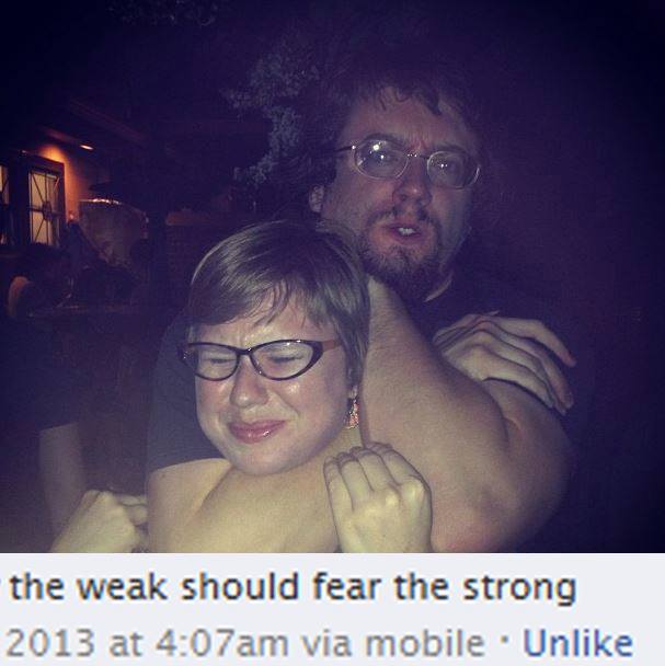 Мем с Сэмом Хайдом, который в шутку душит женщину с надписью: 'the weak should fear the strong'
