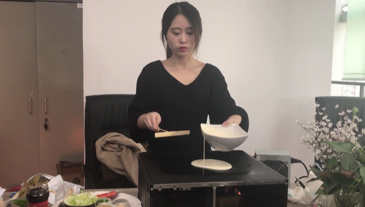 Скриншот из Ютьюб-видео про Ms Yeah. Она готовит блюда с помощью подручных средств
