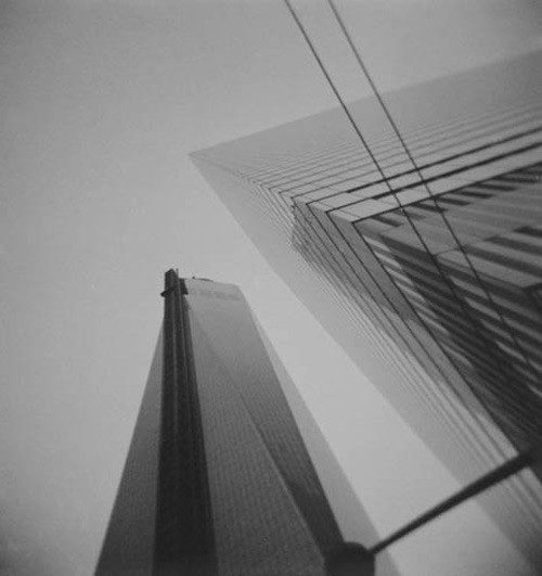 Черно-белая фотография небоскрёбов