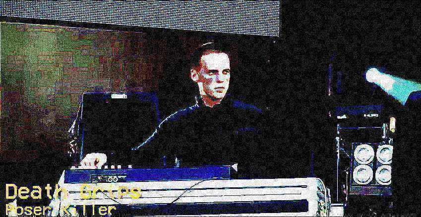 Фотография Энди Морена, клавишника из группы Death Grips, на их концерте. Фотография обработана с помощью Meme Deep Fryer.